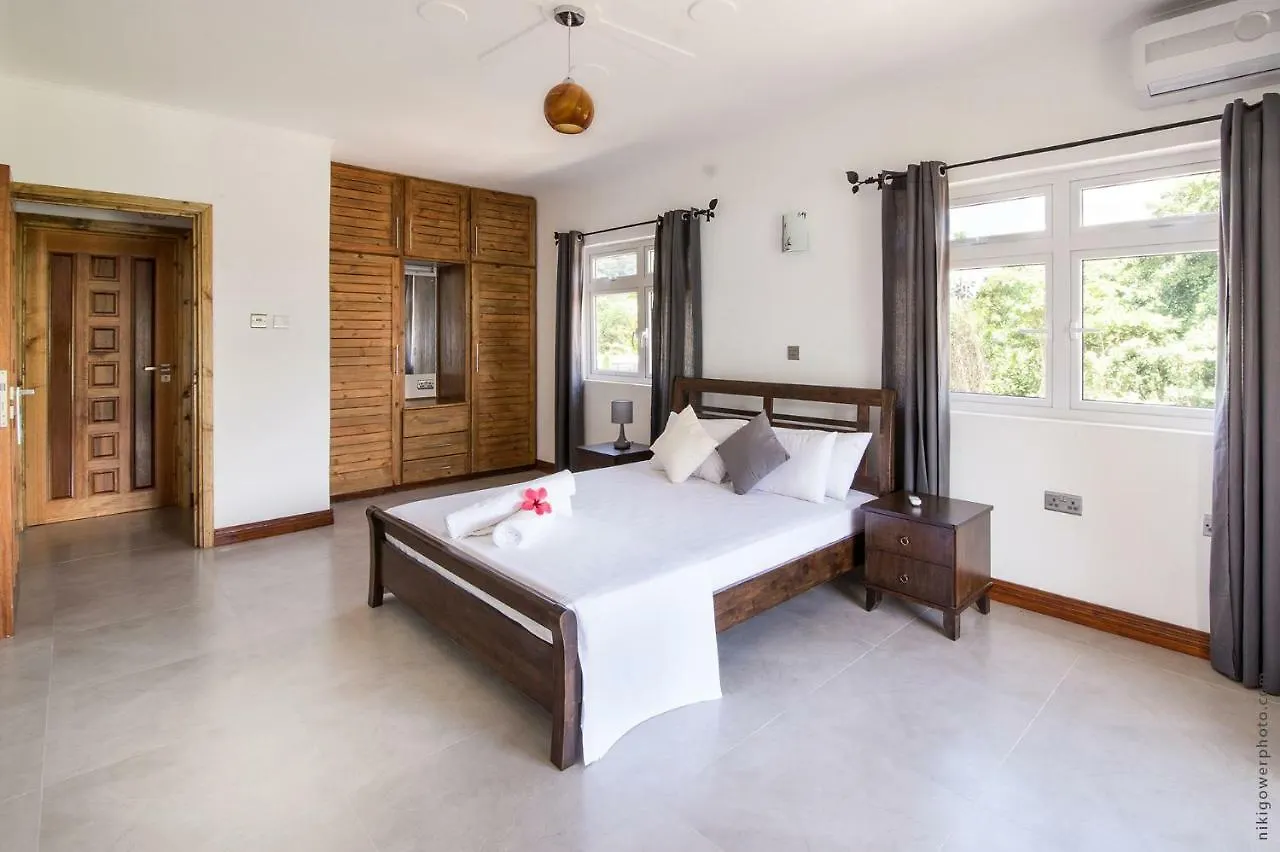 Flora'S Self Catering Apartments Victoria