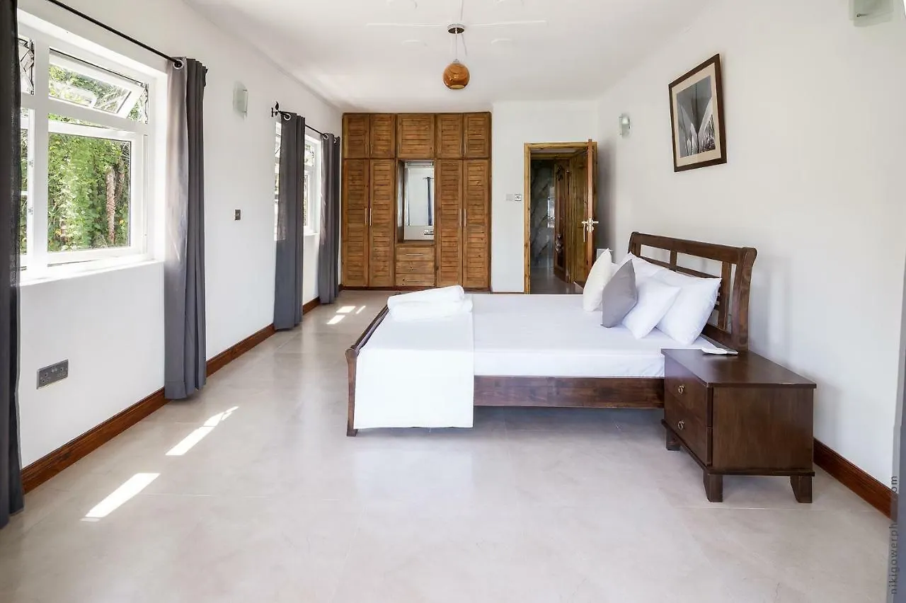 Flora'S Self Catering Apartments Victoria